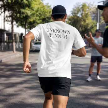 Unknown Runner Performance – Poliamida Premium & Proteção UV-50 (estampa nas costas)